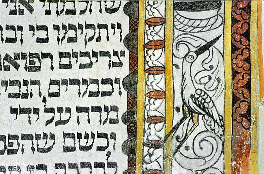 Bocian na ścianie synagogi.