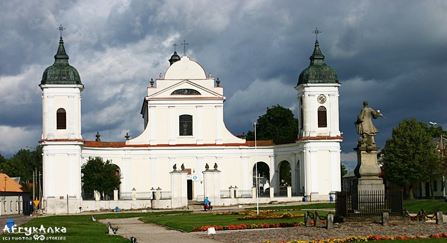 Monumentalny kościół przy rynku.