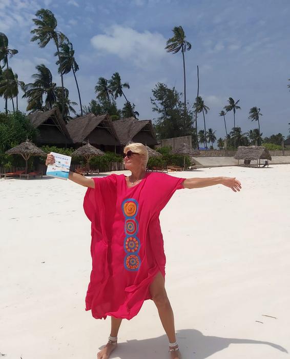 Beata Lewandowska-Kaftan ze swoją książką - na Zanzibarze.