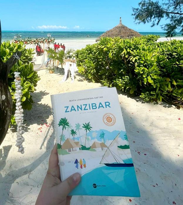 Ta książka dosłownie przeniesie Cię na Zanzibar.