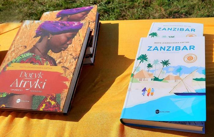 "Dotyk Afryki" i "Zanzibar" - idealny zestaw do czytania.