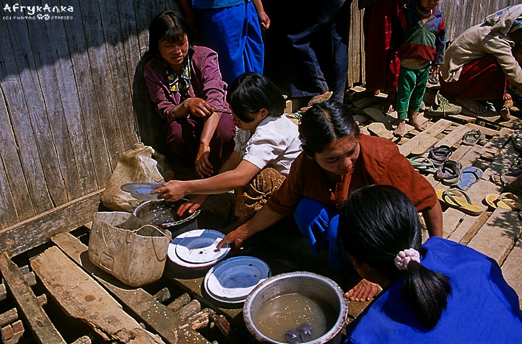 Mycie talerzy na weselu w Birmie. Trzeba było odmówić jedzenia z nich...