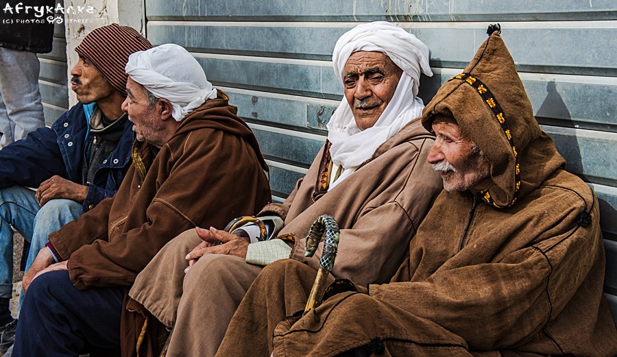 Oaza Bou Saada - mężczyźni w burnusach.