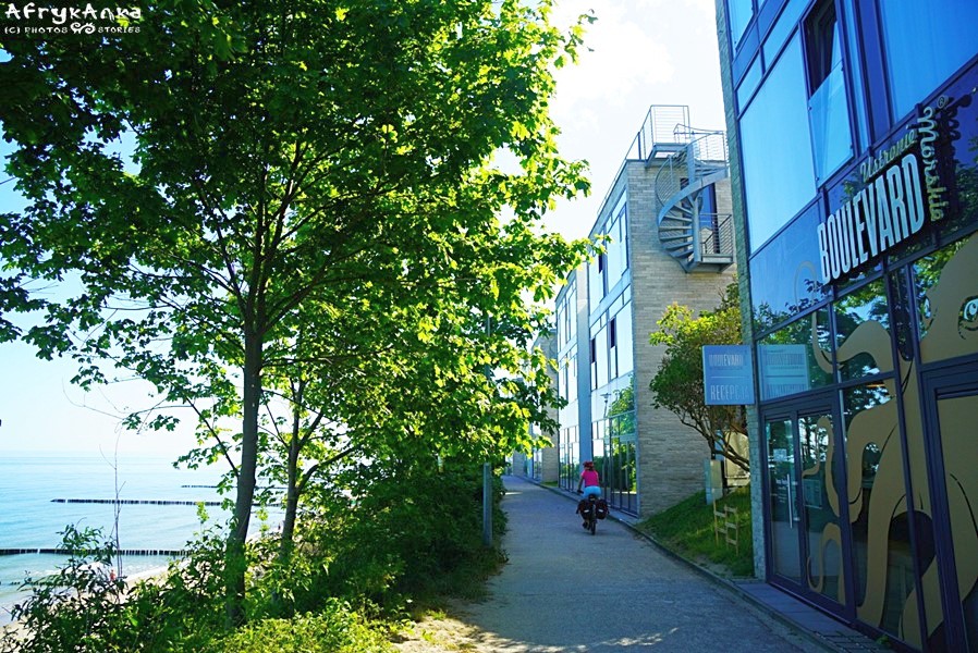 Trasa w Ustroniu: rowerem nad morzem, po prawej stronie apartamentowce.
