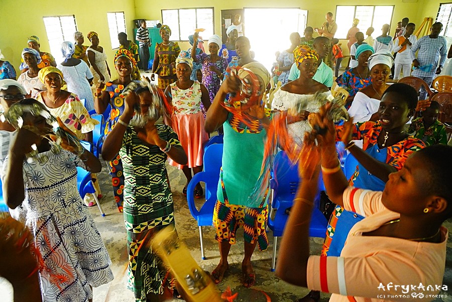 Ghana: podczas mszy śpiewa się, gra i tańczy. 