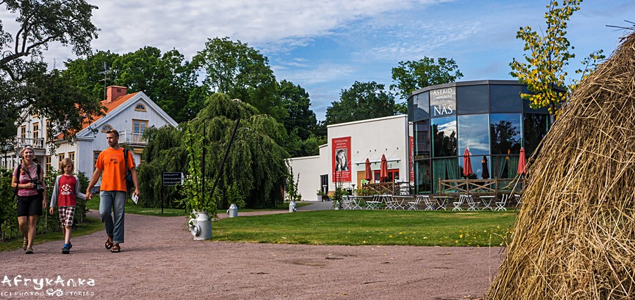 Przed muzeum Astrid są kopczyki siana.