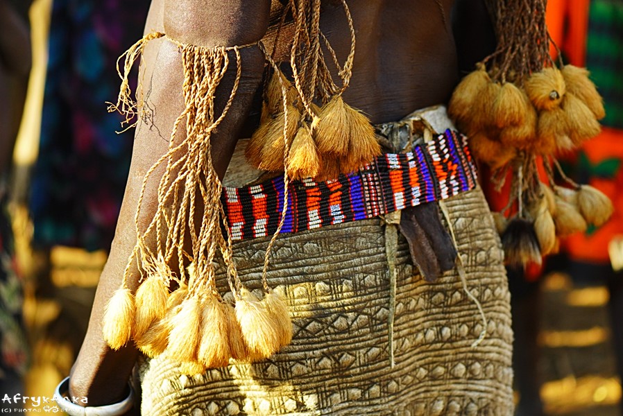 Tradycyjna spódnica ze skóry powycinanej w misterne wzory.
