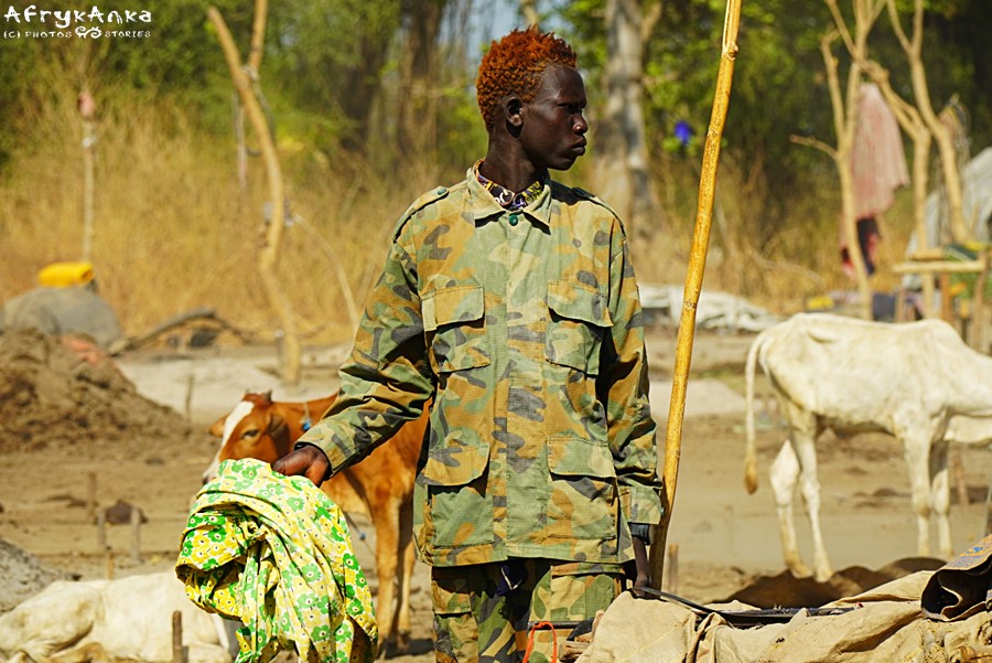 Niektórzy pasterze mają mundury z czasów, gdy walczyli w armii o niepodległość Sudanu Południowego.