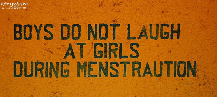 Napis na ścianie szkoły: "Chłopcy nie śmieją się z dziewczynek podczas menstruacji".