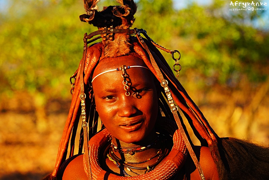Himba w tradycyjnej biżuterii.