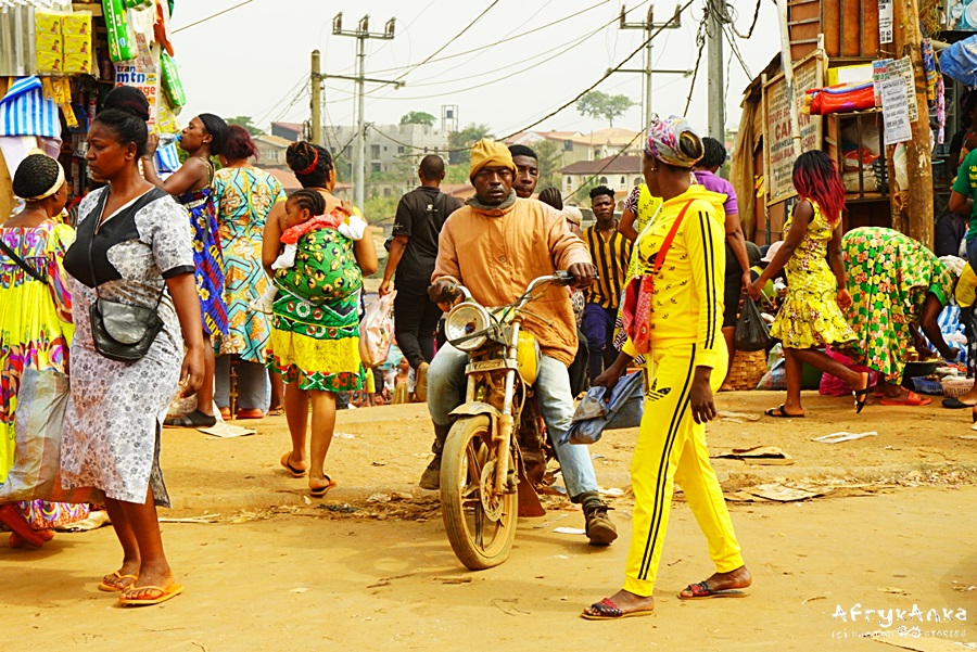 Kamerun: na ulicy mijają się tradycyjne tkaniny i styl zachodni.