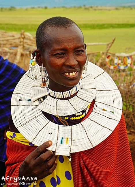 Masajka z tradycyjną biżuterią.