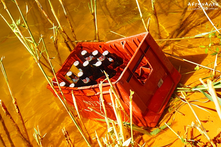 Chłodzimy piwo w jeziorach Ounianga.