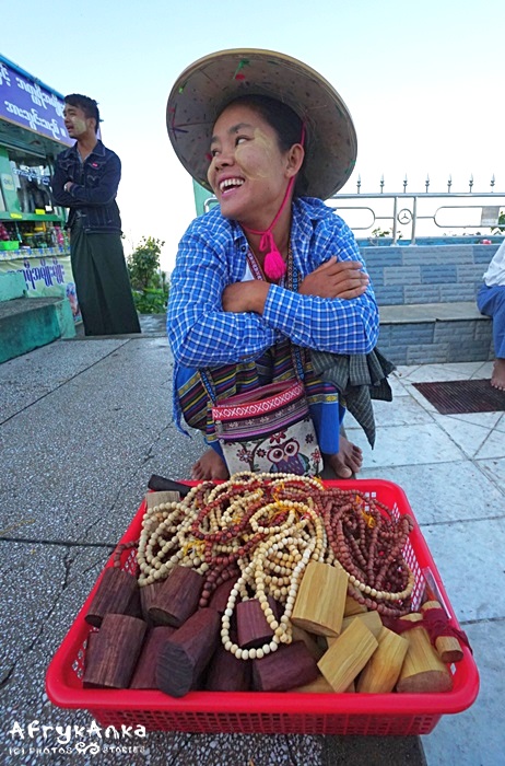 Sprzedawczyni buddyjskich różańców.