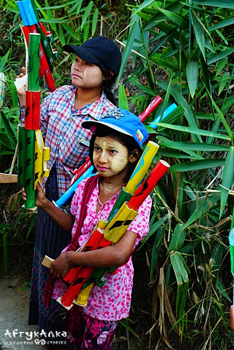 Dzieci sprzedają bambusowe karabiny.