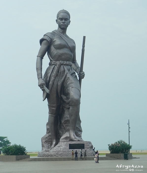 Pomnik walki o niepodległość w Cotonou (Benin) przedstawia monumentalną Amazonkę.