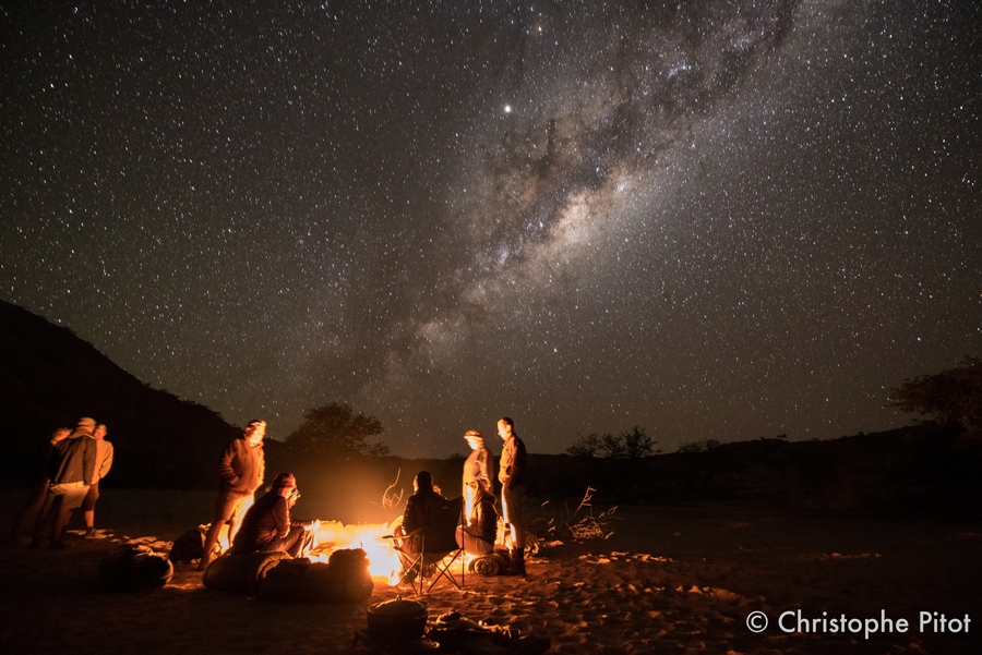 Takie niebo – tylko w Namibii. Wolontariusze w obozie.