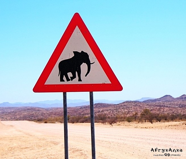 Znak na drodze Uis – Twyfelfontein.