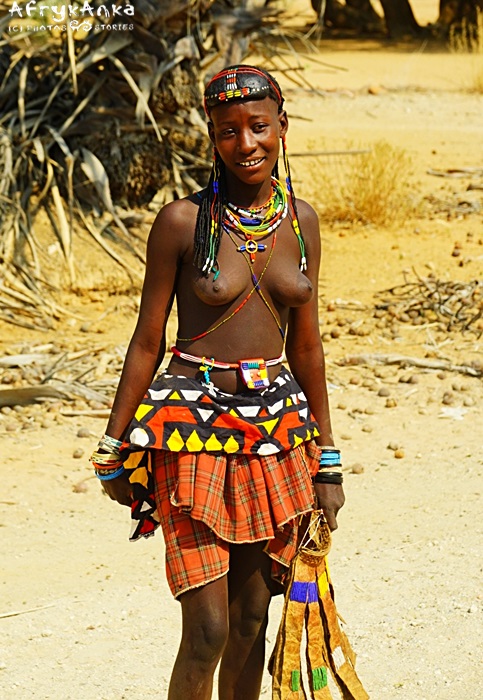 Dziewczyna w Kaokolandzie. Te ziemie od wieków należą do Himba i Zemba.