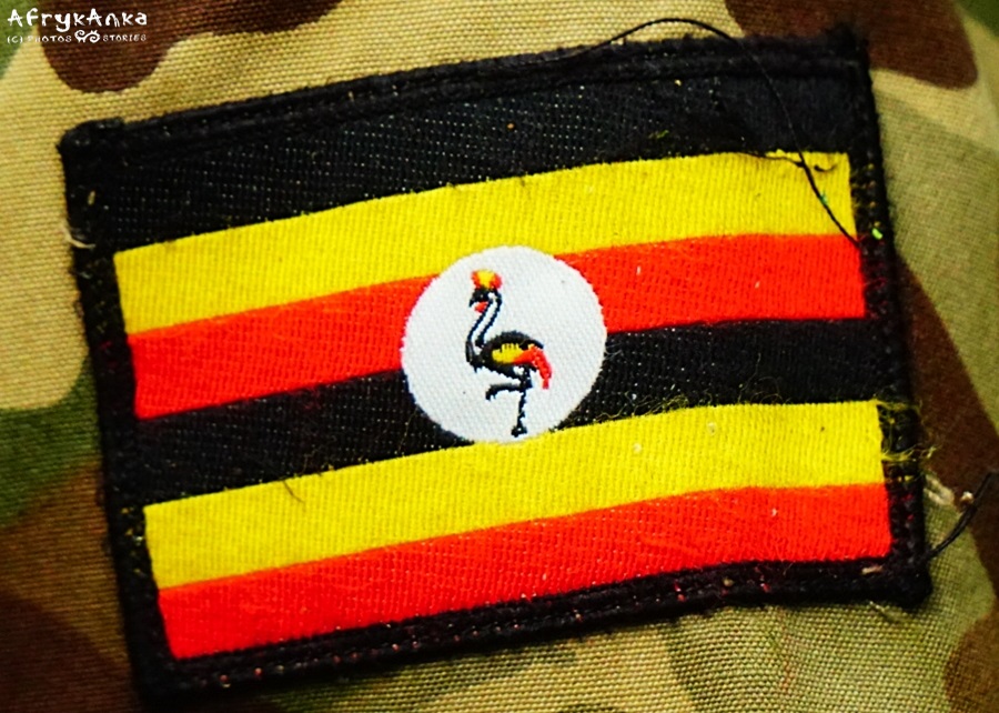 Flaga Ugandy z żurawiem - na mundurze rangera.