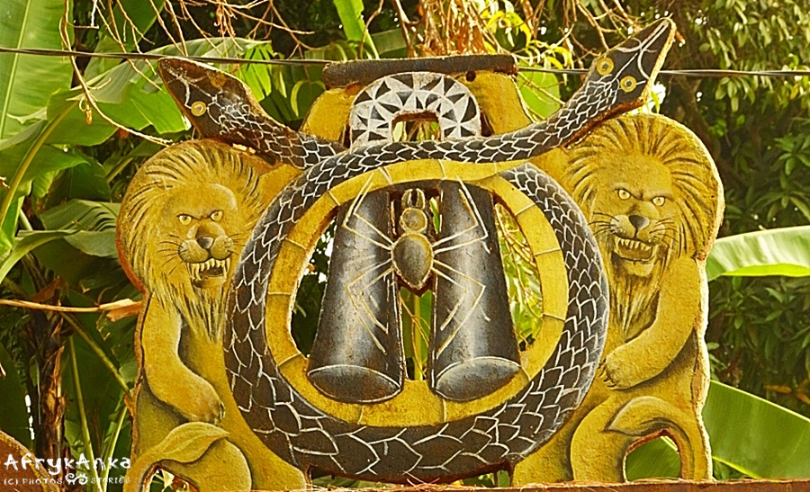 Królewskie godło: dzwon, pająk i dwugłowy wąż.