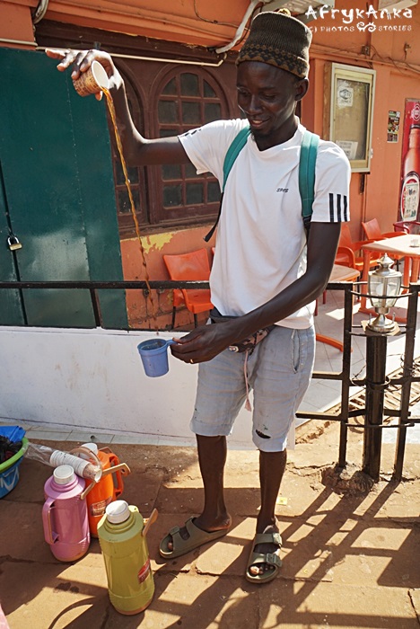 Sprzedawca kawy w Gwinei Bissau.