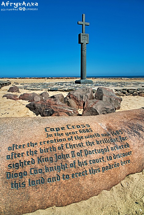 Tłumaczenie napisu z krzyża wyryte w kamieniu.