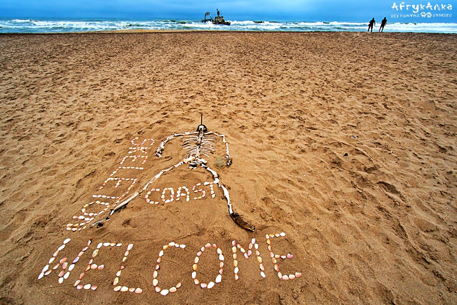 Skeleton Coast welcome - napis z kości zmarłych zwierząt.