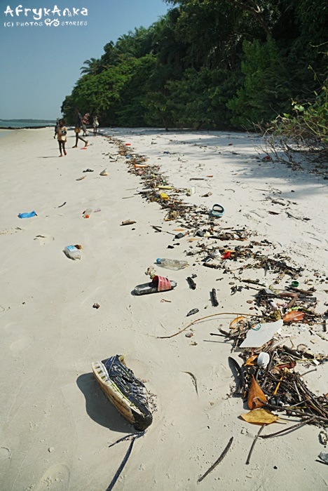 Śmieci na plaży.