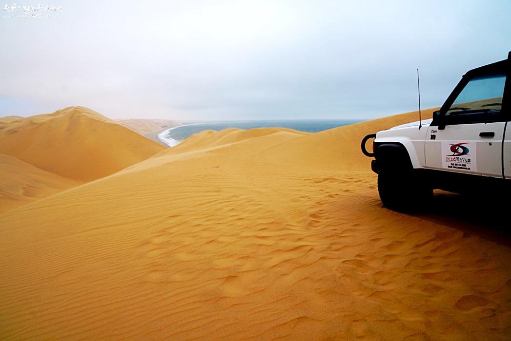 Samochód Sand&Waves na wydmie.