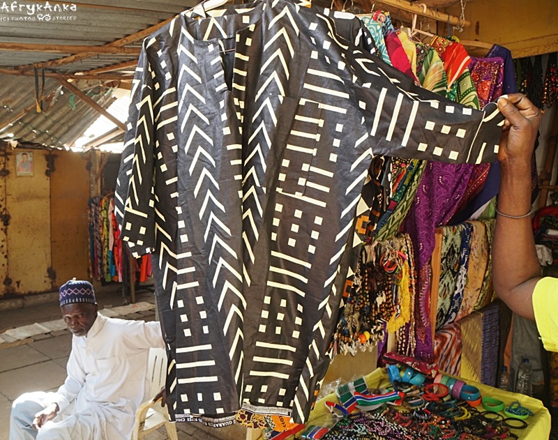 Koszula w stylu bogolan ze znakami "sierp rolnika" - Albert Market, Gambia.