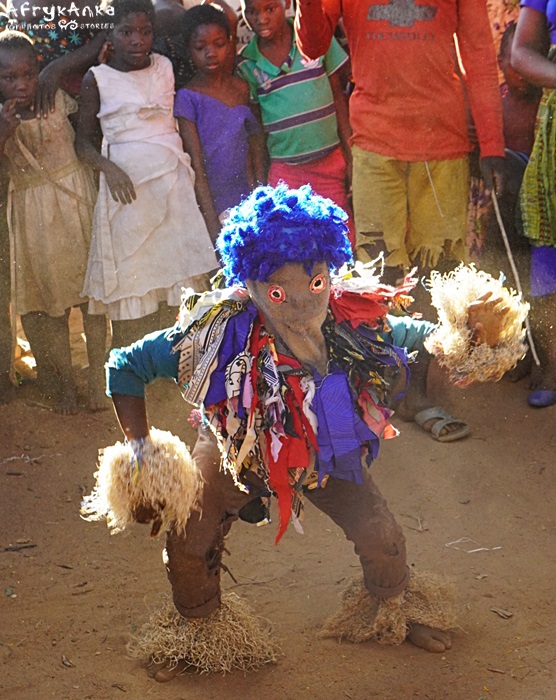Dla tych dzieci tancerze gule wamkulu nie są już jedynym źródłem wiedzy o świecie.