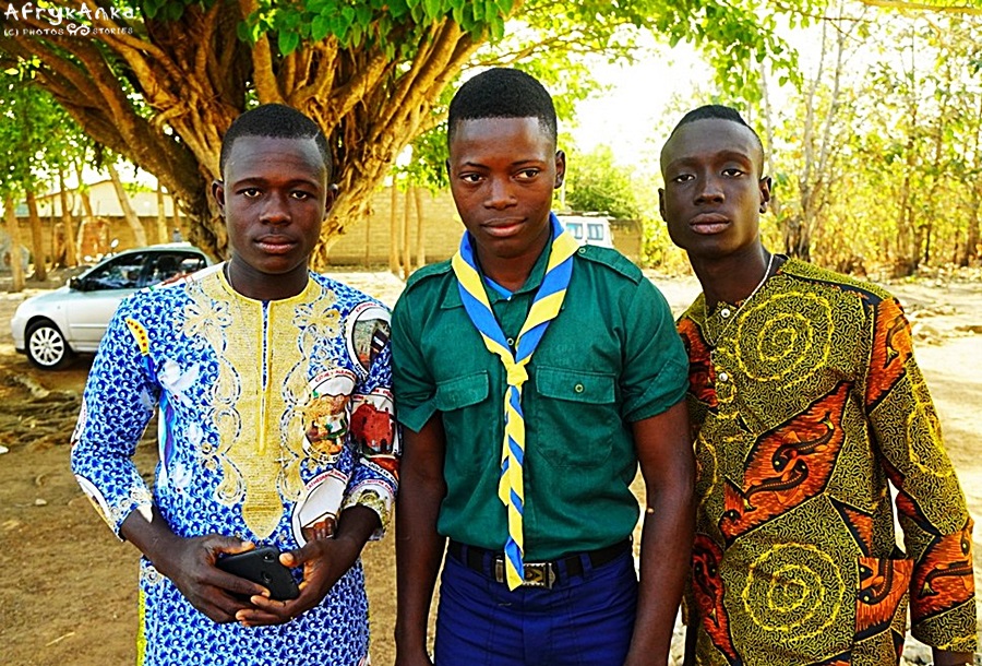 W Afryce Zachodniej wiele osób nosi kitenge (koszula po prawej) 