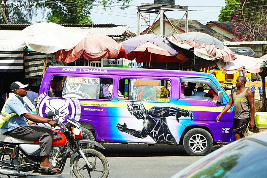 Scenka uliczna: Mombasa, matatu i motor czyli czym można jeździć.